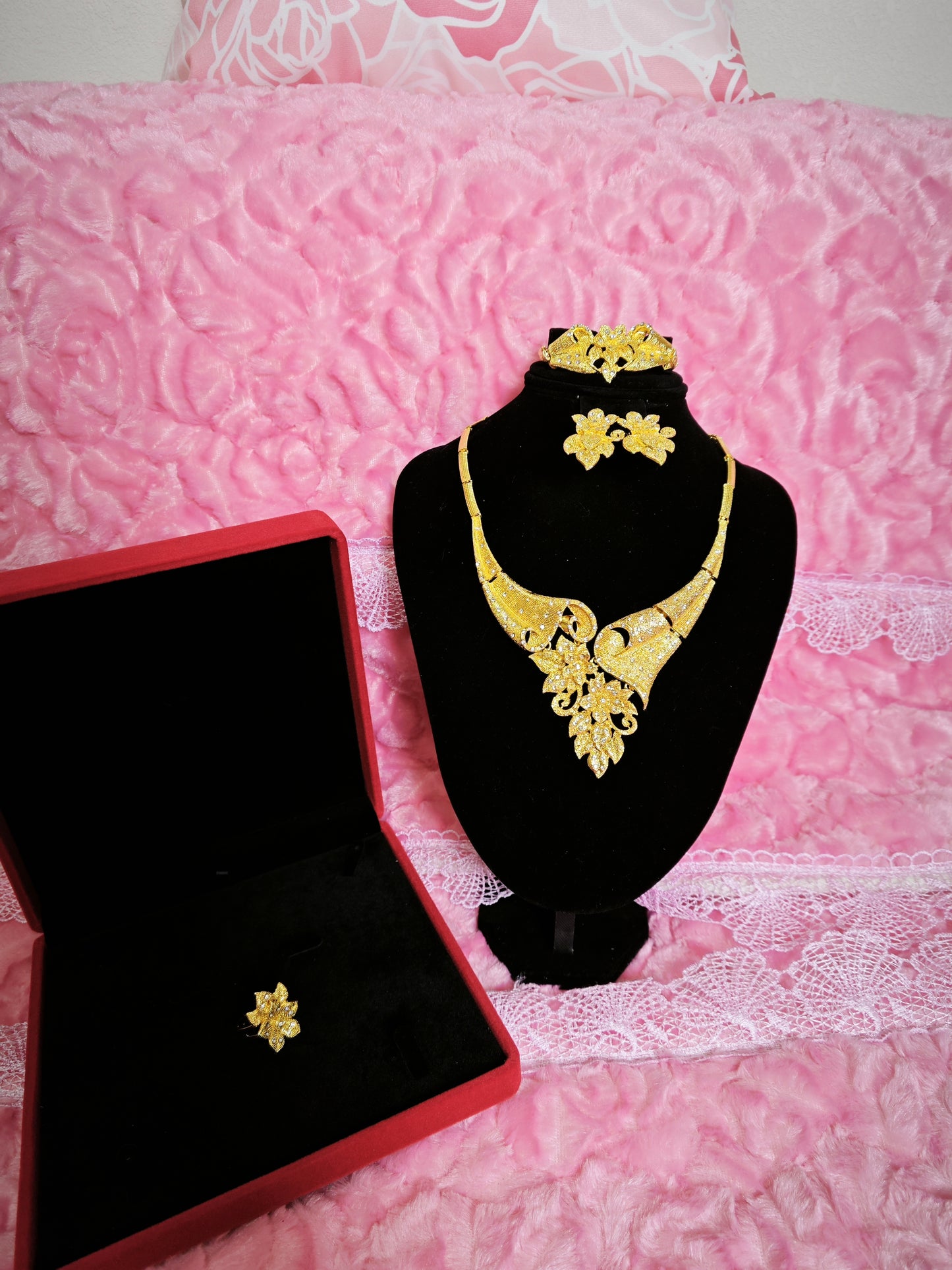 Majestic Gold Embossed Blossom Regal Set
