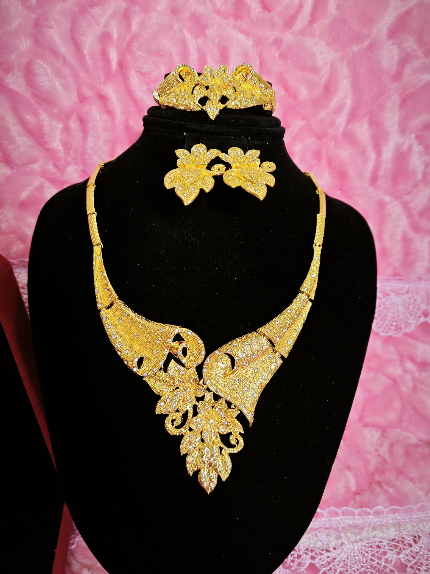 Majestic Gold Embossed Blossom Regal Set