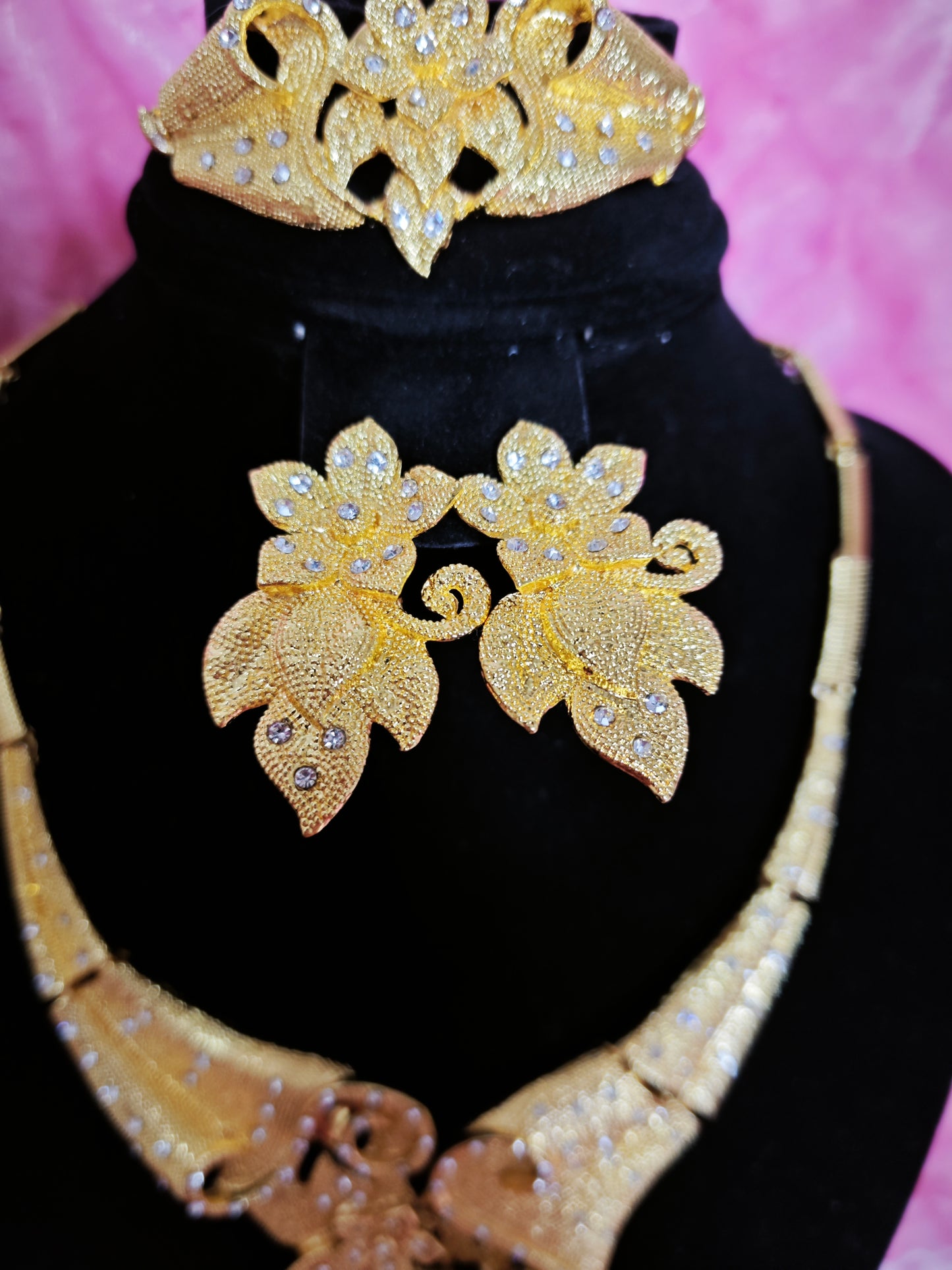 Majestic Gold Embossed Blossom Regal Set