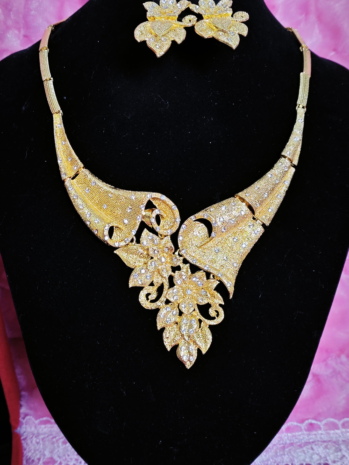 Majestic Gold Embossed Blossom Regal Set