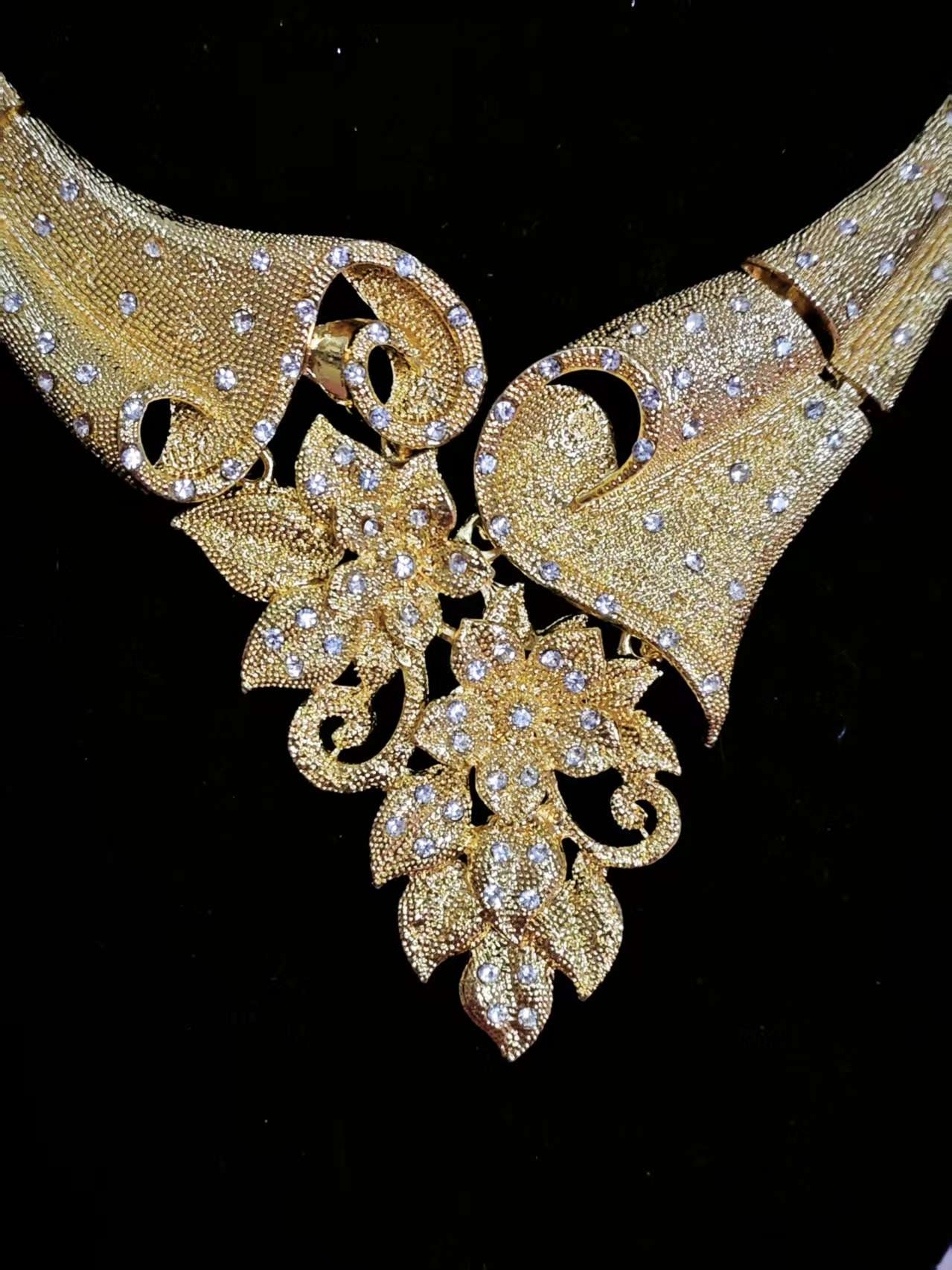 Majestic Gold Embossed Blossom Regal Set