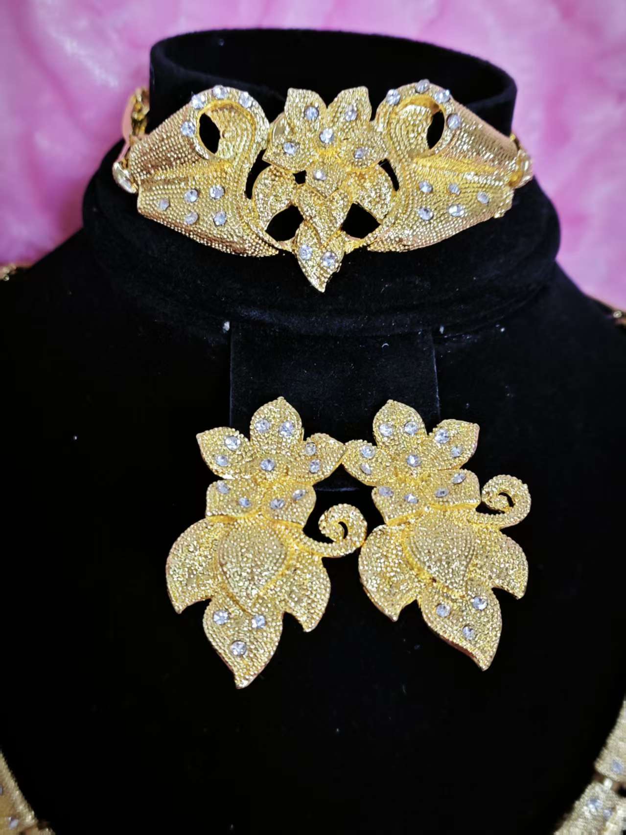 Majestic Gold Embossed Blossom Regal Set