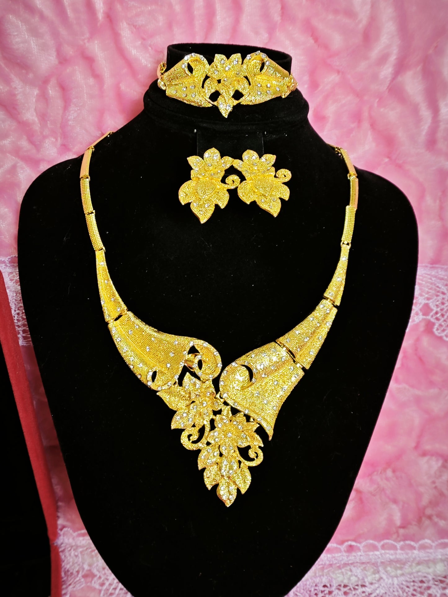 Majestic Gold Embossed Blossom Regal Set
