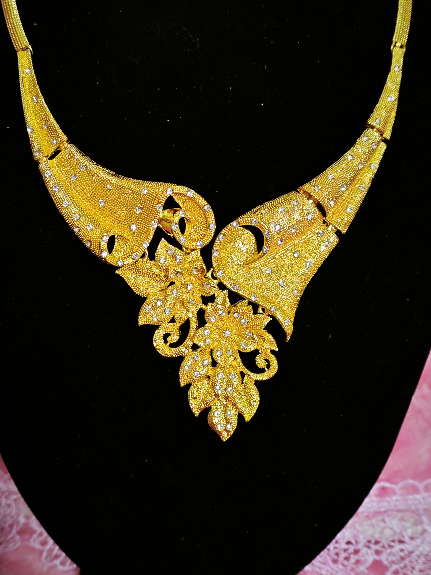 Majestic Gold Embossed Blossom Regal Set