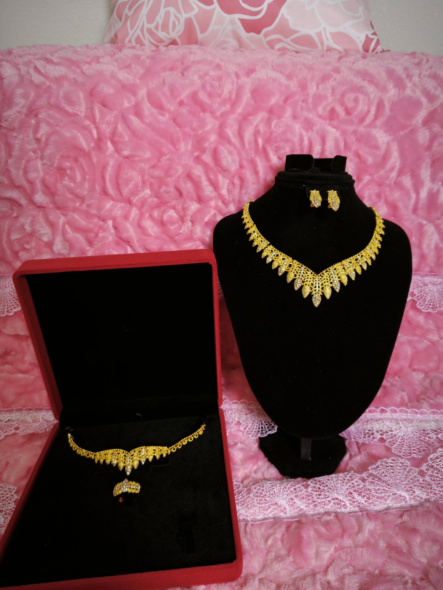 Majestic Gold Lace Feather Drop Set
