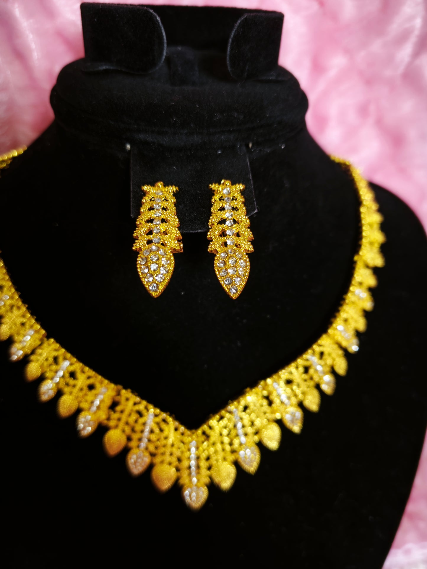 Majestic Gold Lace Feather Drop Set