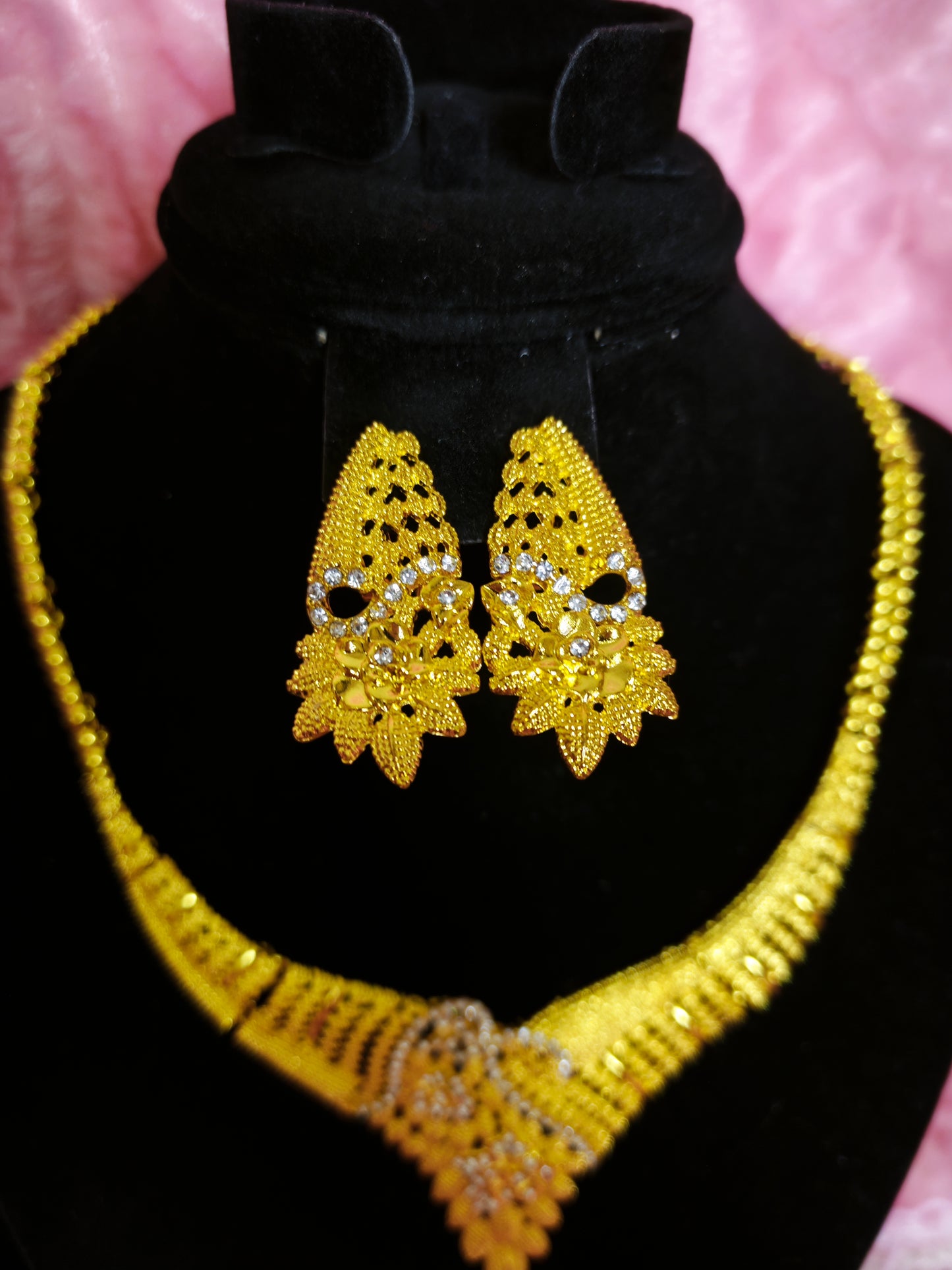 Majestic Gold Openwork V-Drop Regal Set