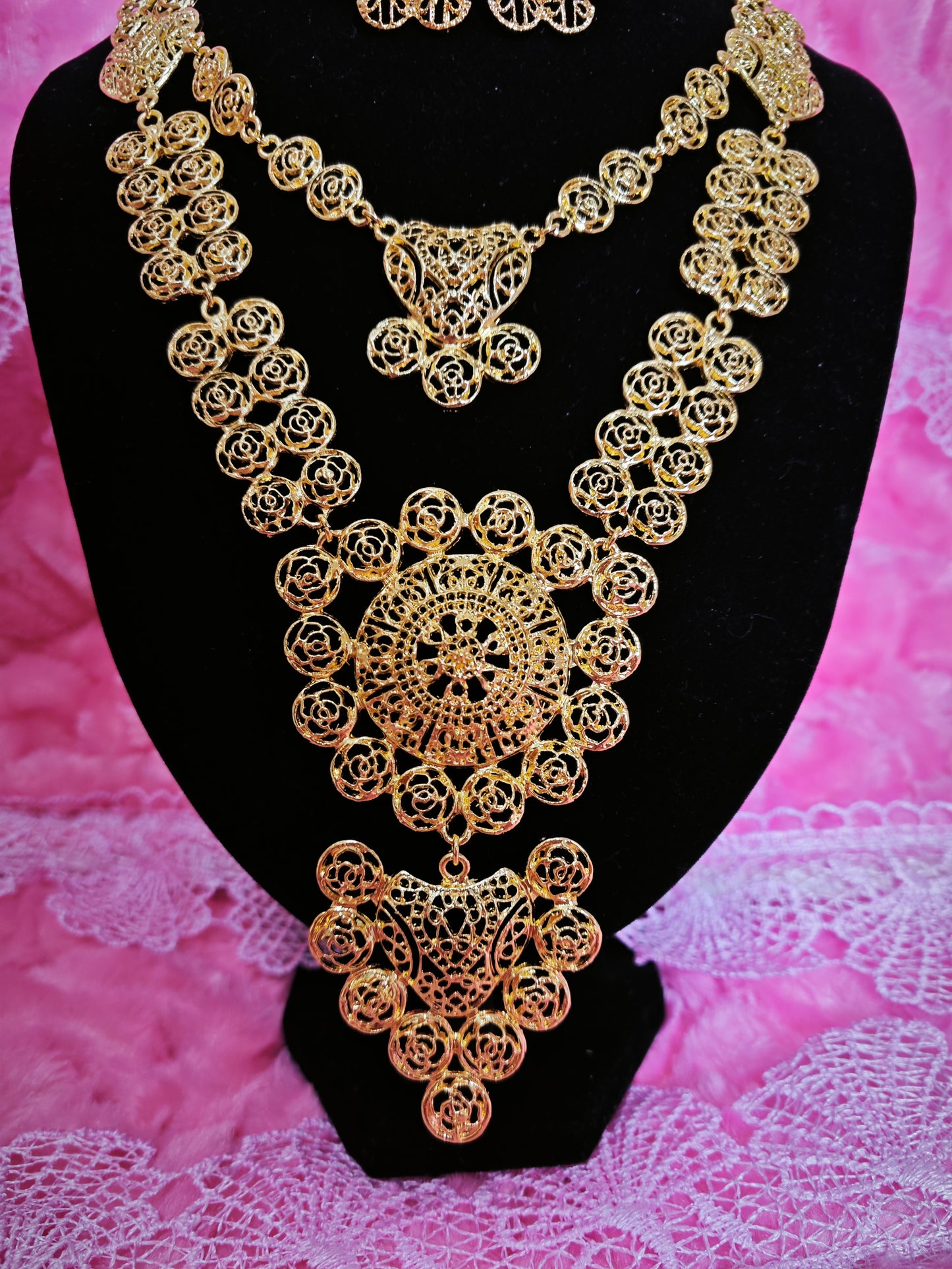 Majestic Gold Scrollwork Cascade Regal Set