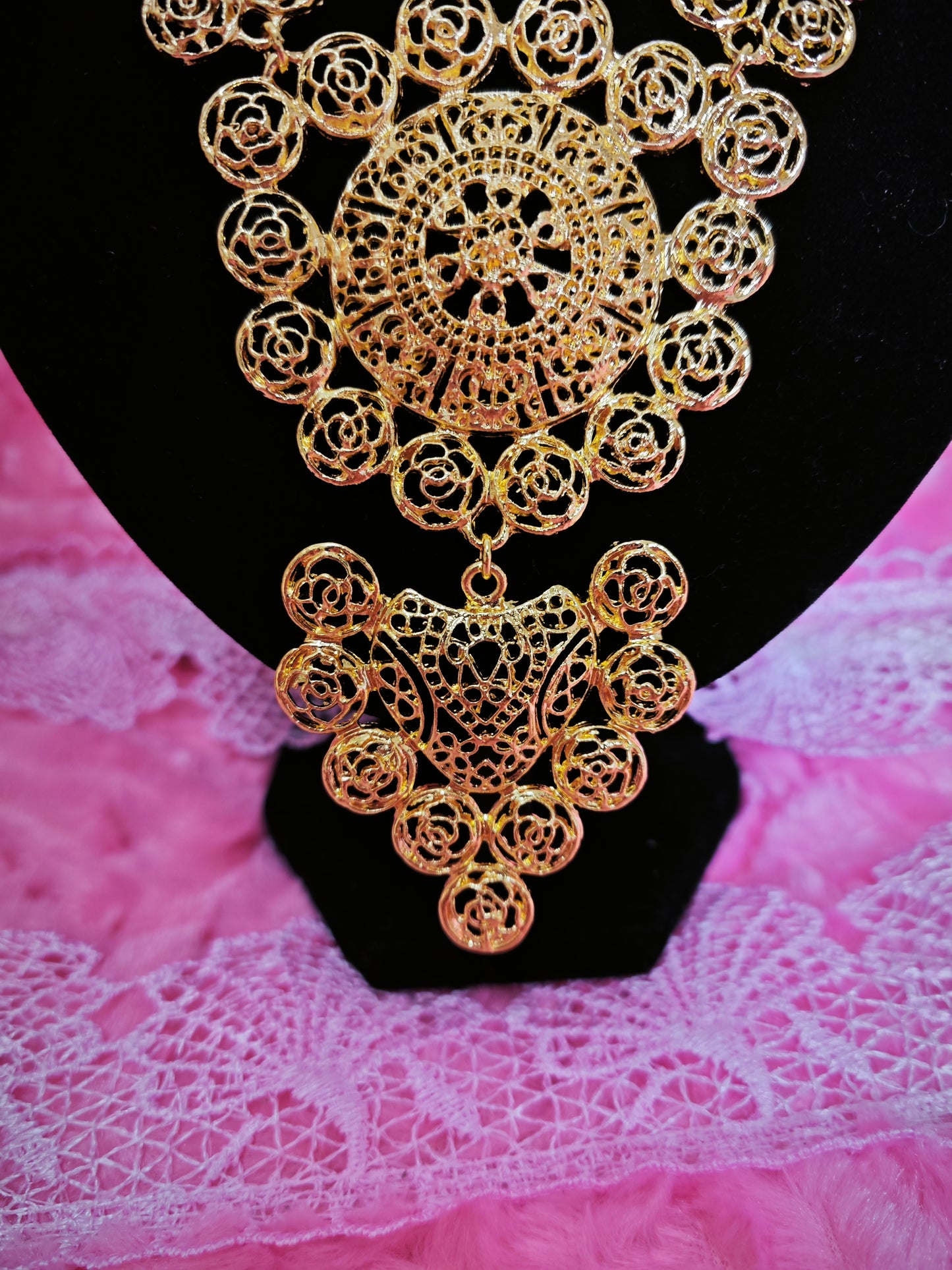 Majestic Gold Scrollwork Cascade Regal Set