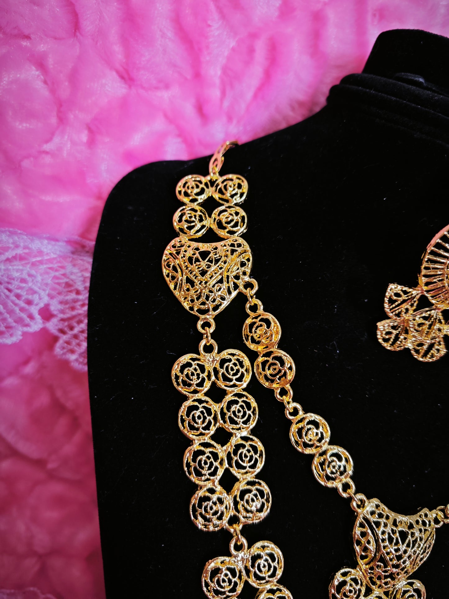 Majestic Gold Scrollwork Cascade Regal Set