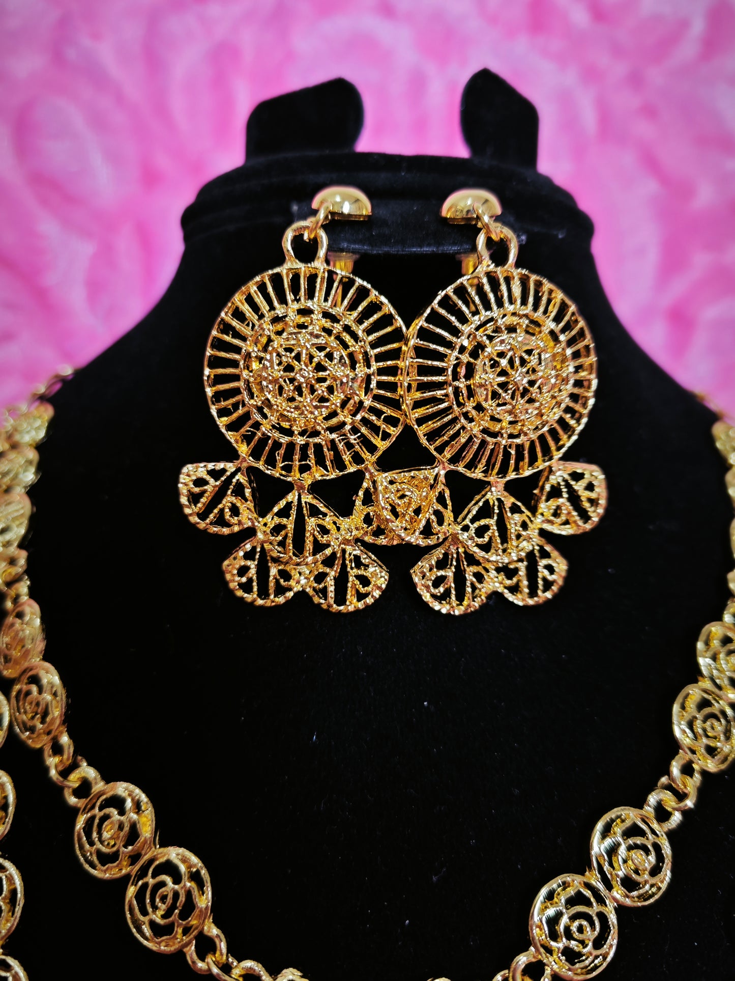 Majestic Gold Scrollwork Cascade Regal Set