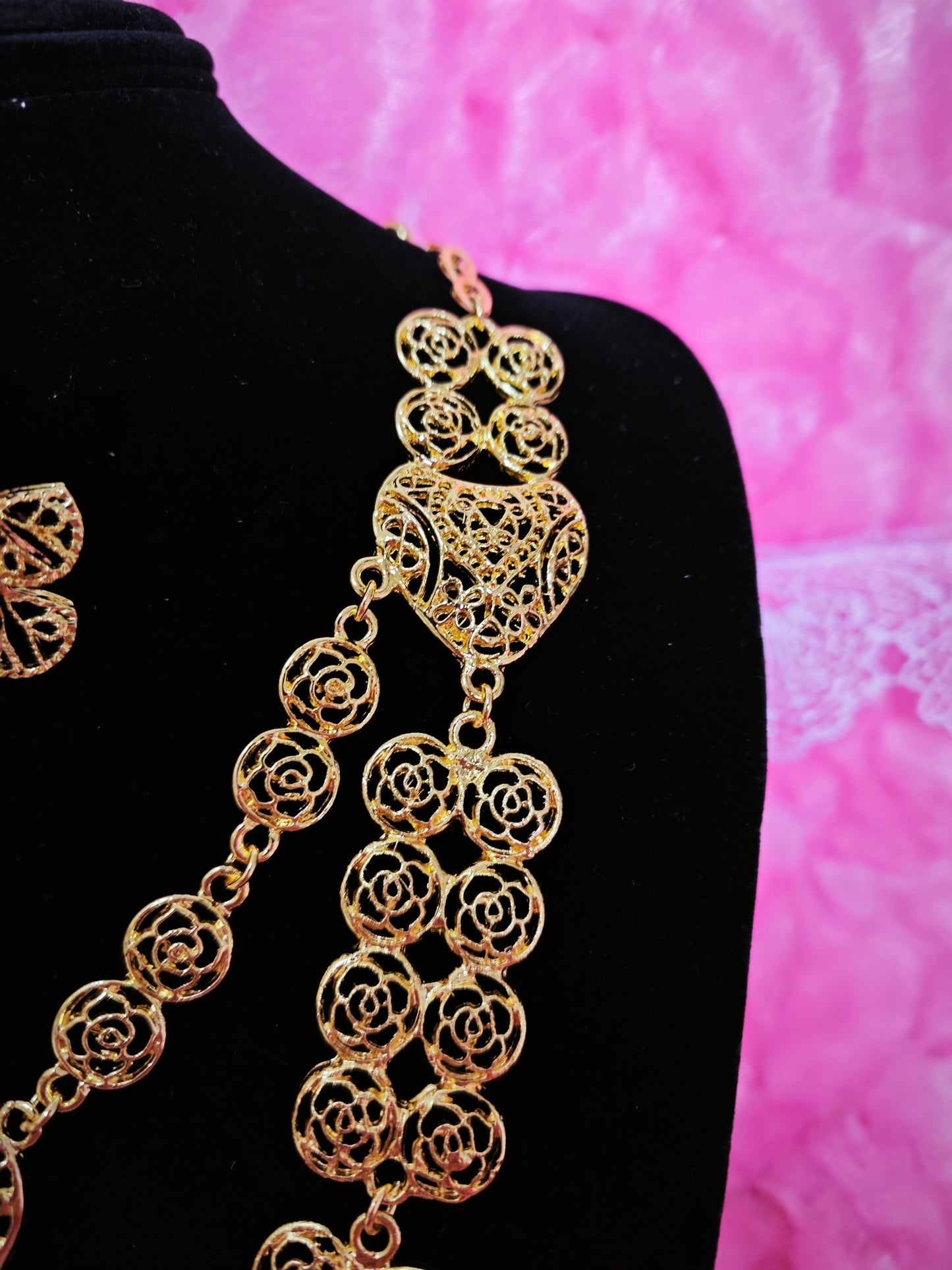 Majestic Gold Scrollwork Cascade Regal Set