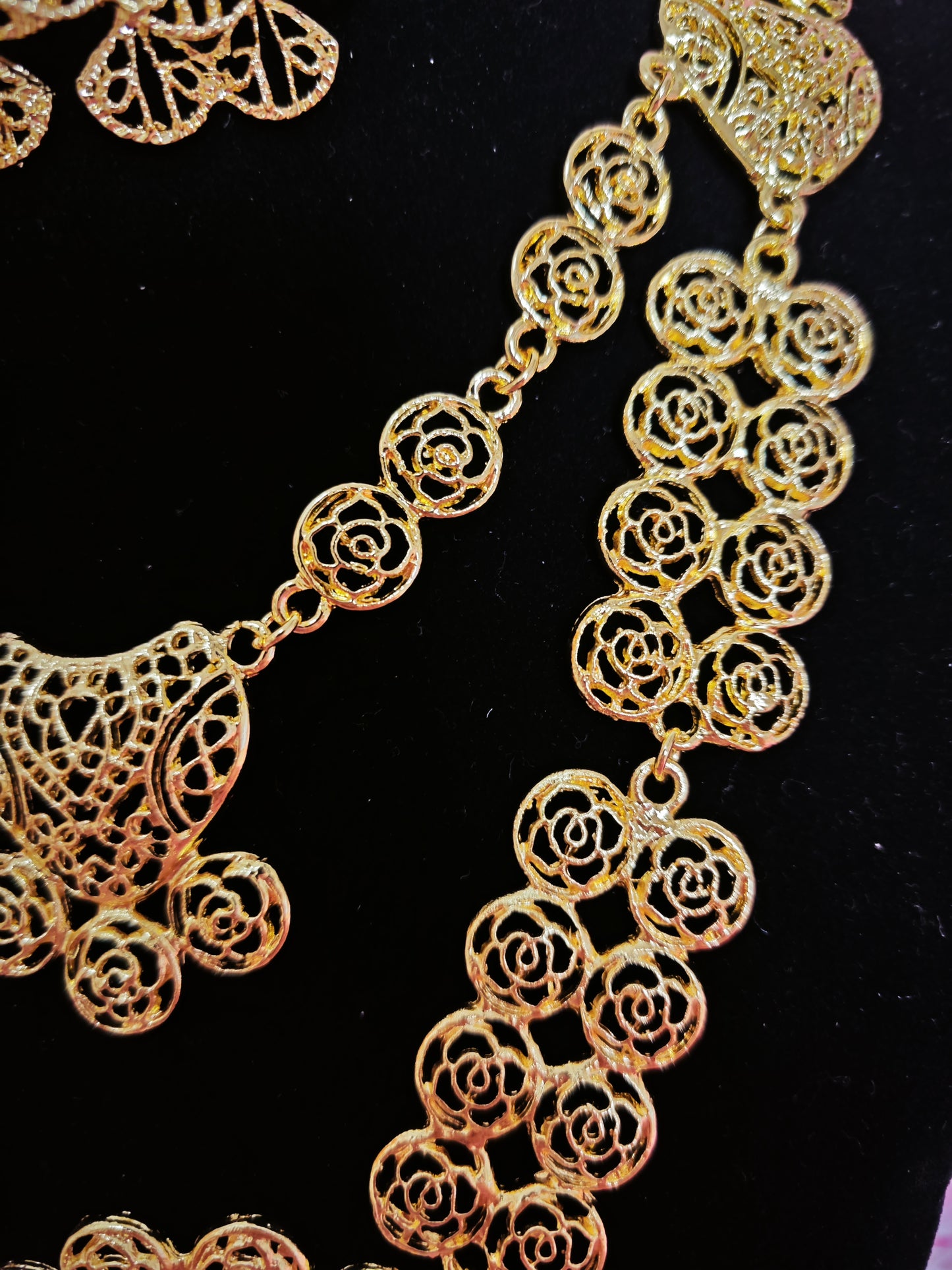 Majestic Gold Scrollwork Cascade Regal Set