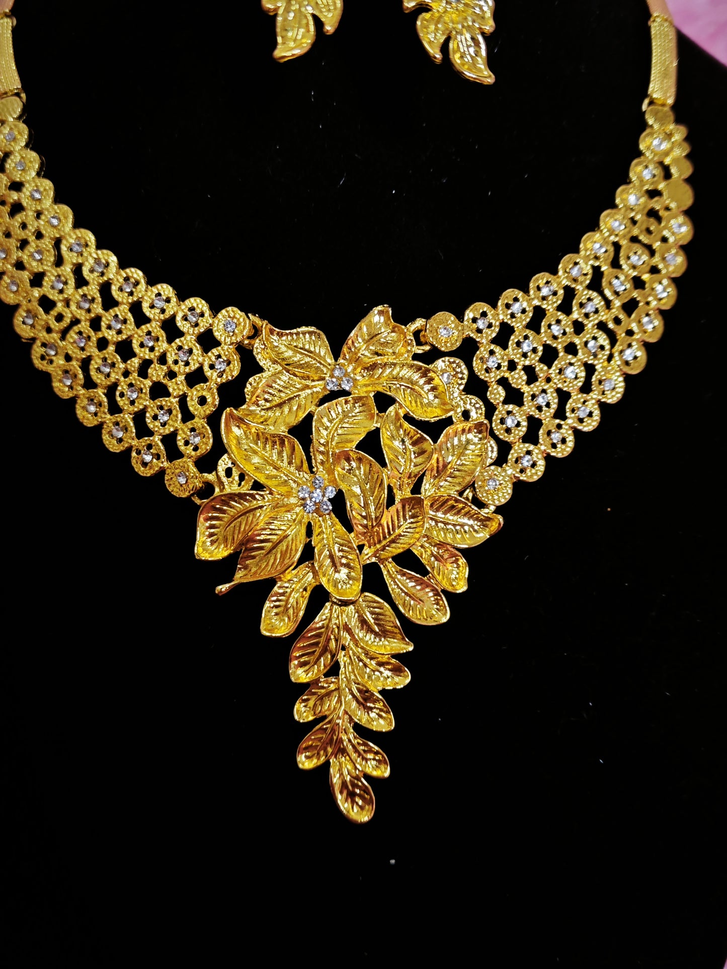 Majestic Gold Blossom V-Drop Regal Set