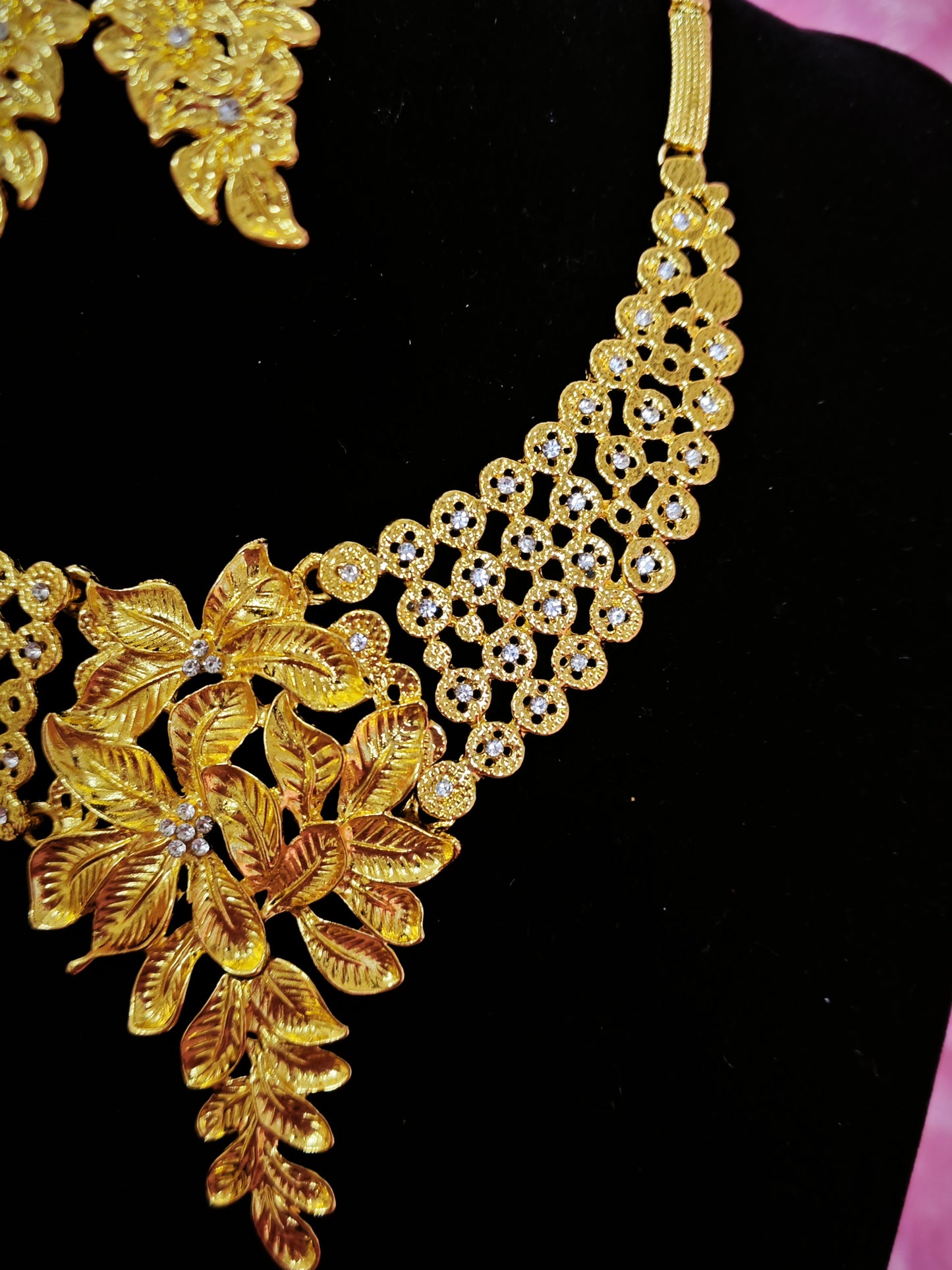 Majestic Gold Blossom V-Drop Regal Set