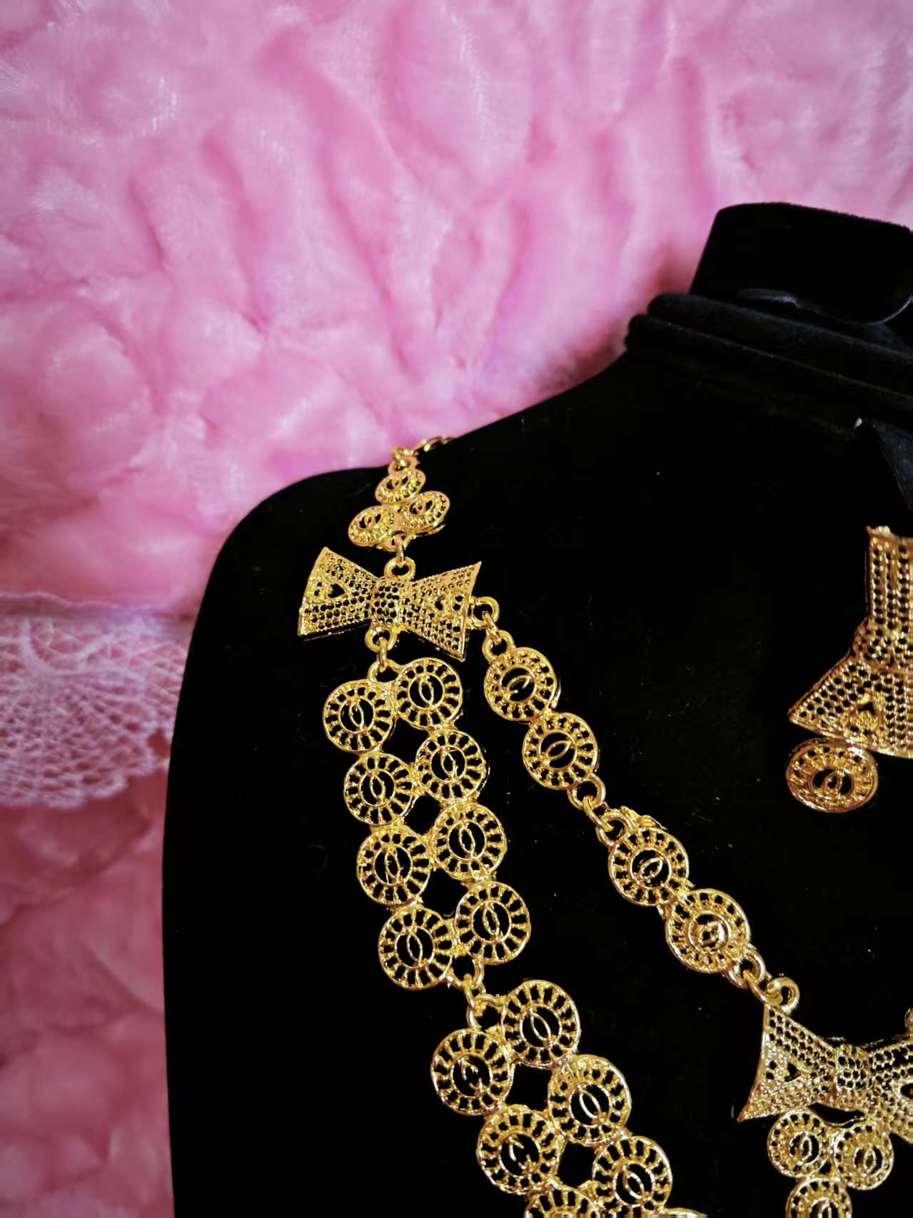 Royal Gilded Bow-Openwork Tiered Jewelry Set