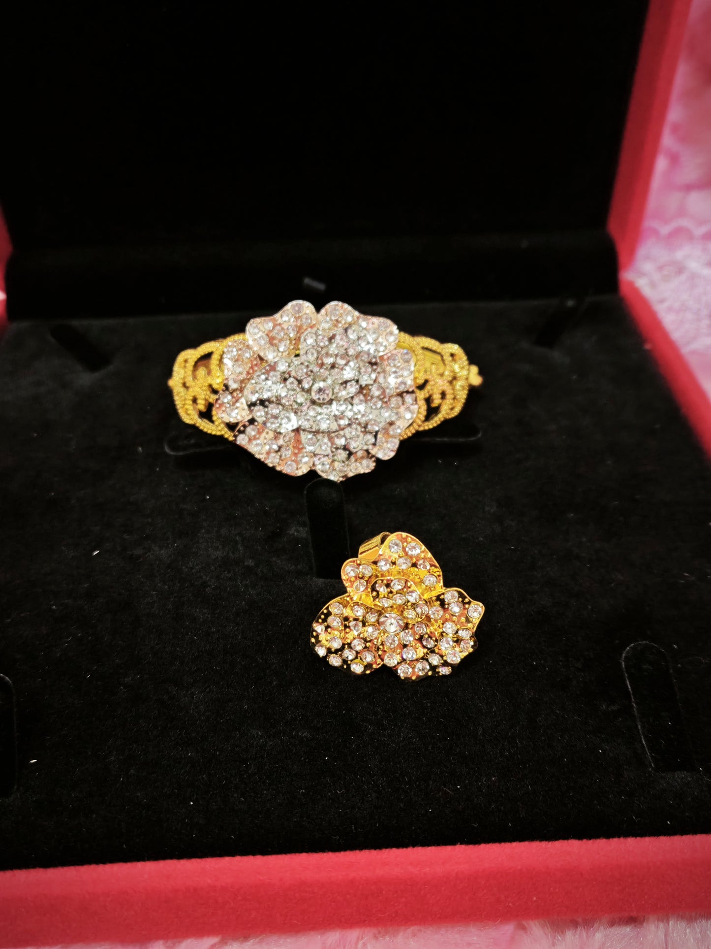 Royal Gilded Diamond-Floral V-Neck Jewelry Set