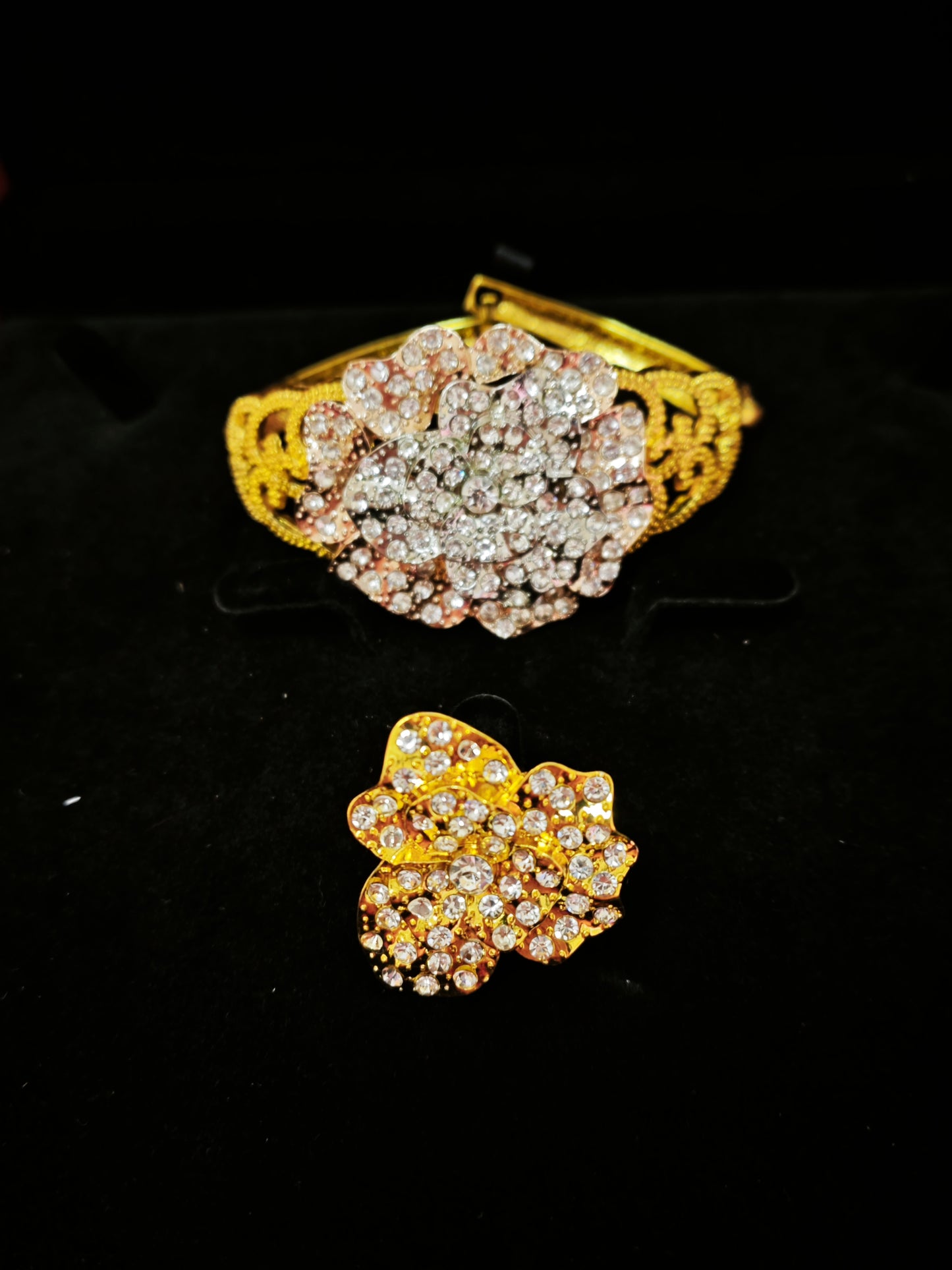 Royal Gilded Diamond-Floral V-Neck Jewelry Set