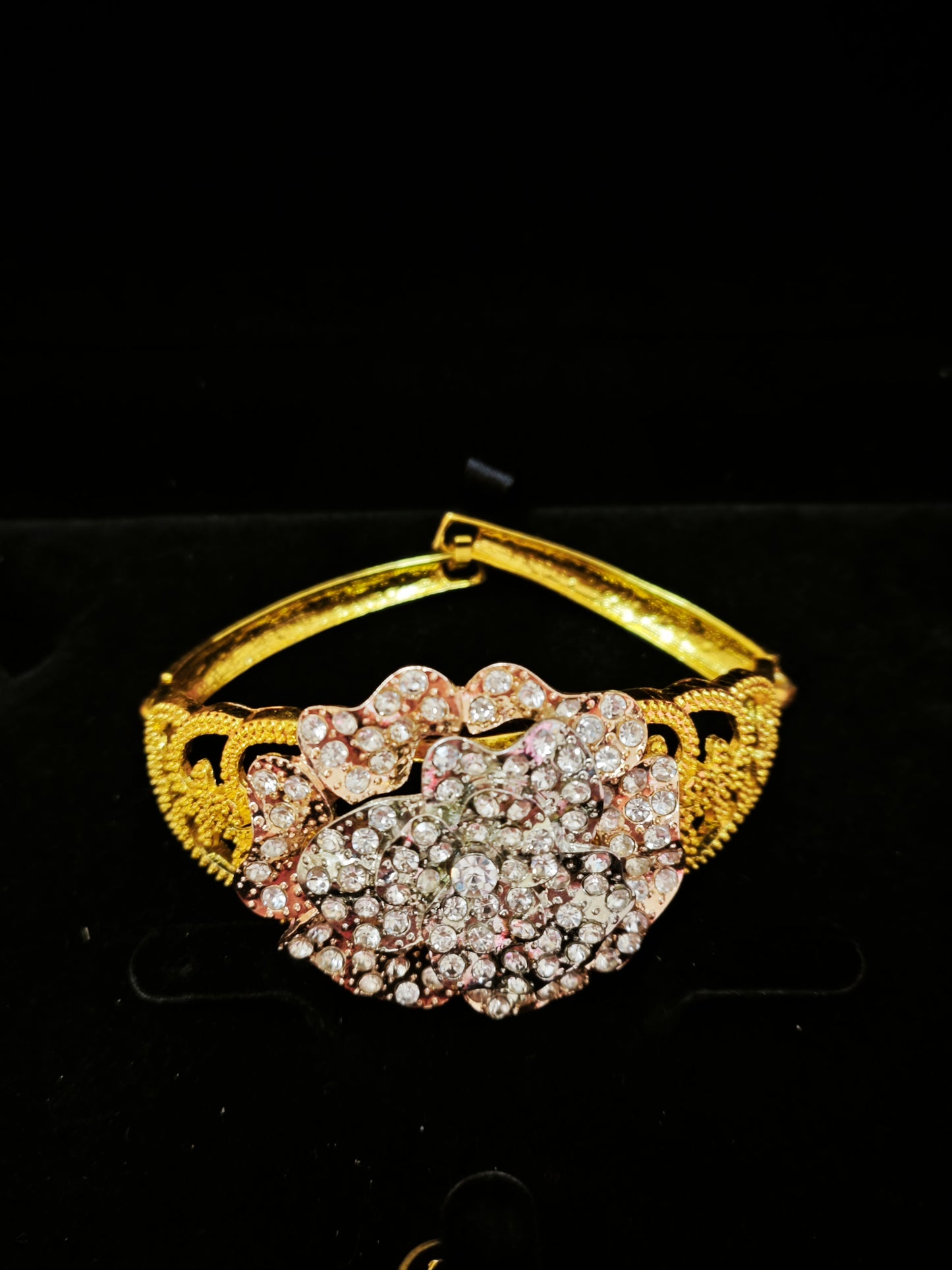 Royal Gilded Diamond-Floral V-Neck Jewelry Set