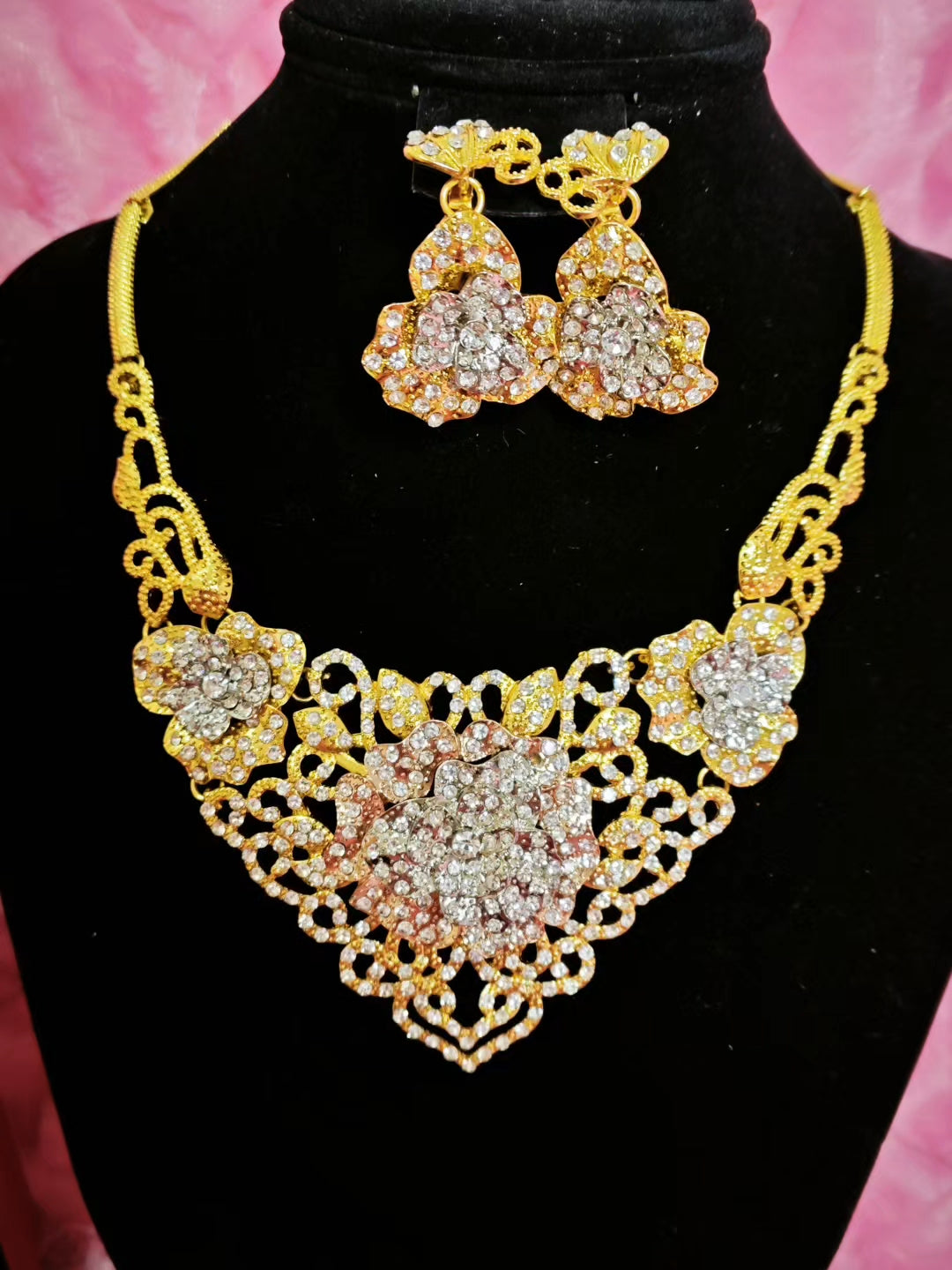 Royal Gilded Diamond-Floral V-Neck Jewelry Set