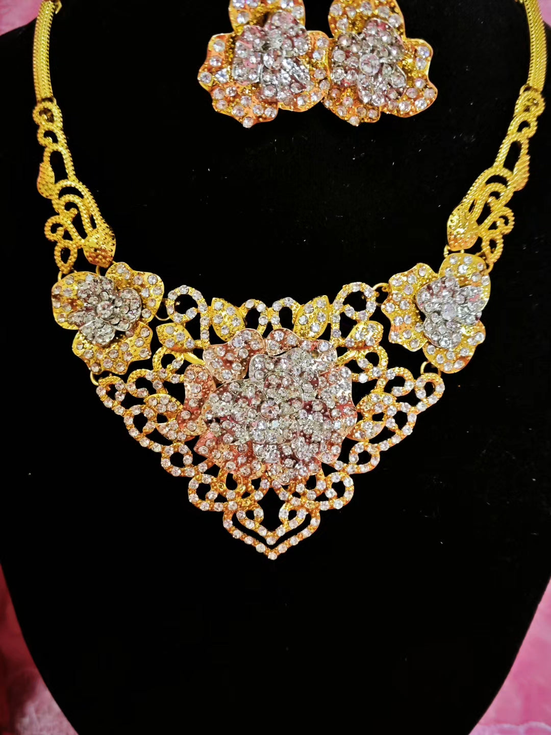 Royal Gilded Diamond-Floral V-Neck Jewelry Set