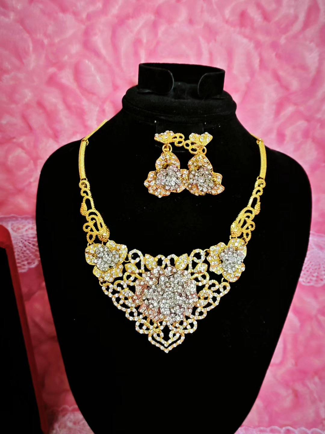 Royal Gilded Diamond-Floral V-Neck Jewelry Set