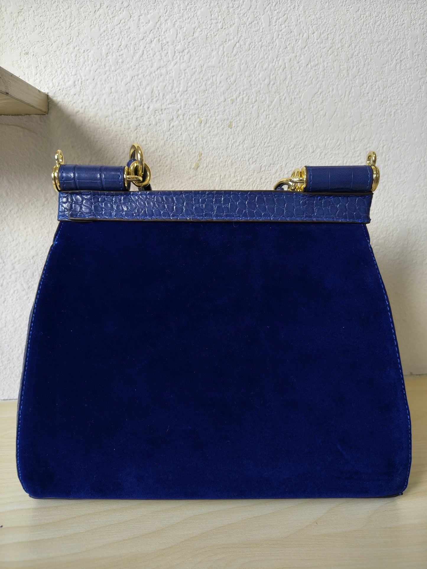 حقيبة يد مطرزة بالياقوت والذهب والورد