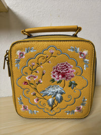 حقيبة مربعة فاخرة مطرزة بزهرة الفاوانيا الصفراء والوردية