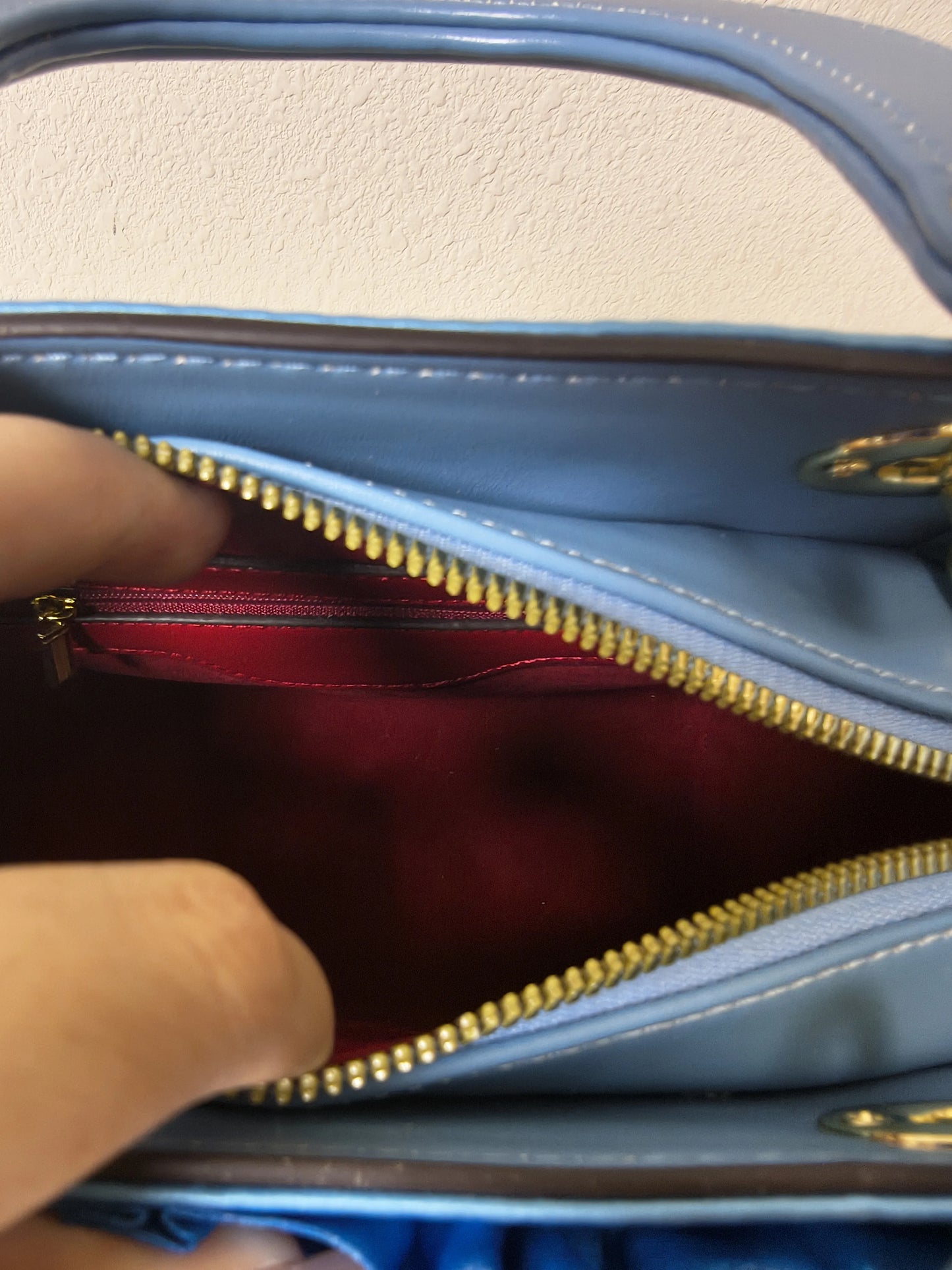 حقيبة يد فاخرة باللون الأزرق الملكي مزينة بوردة ثلاثية الأبعاد مكشكشة