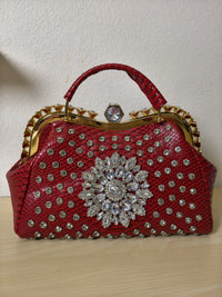 حقيبة يد فاخرة من الكريستال بلون بورغندي مزينة بنقوش جلد الثعبان