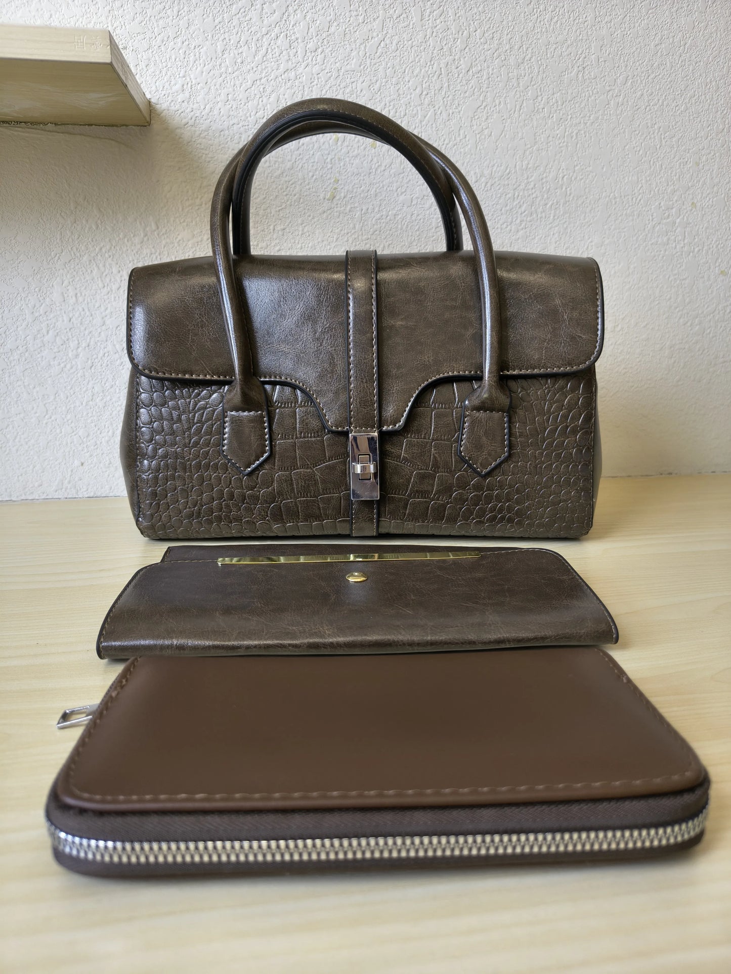 Coffee Crocodile Embossed Spliced 3-Piece Tote Bag Set (E64)