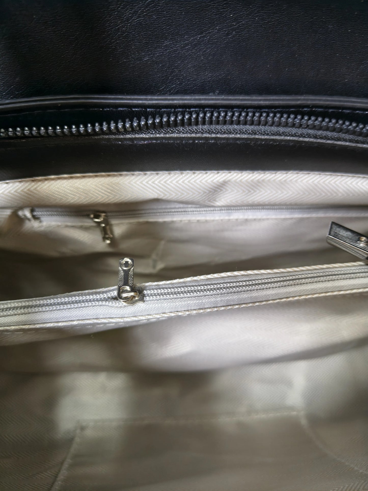 Black Glossy Leather & Suede Structured Satchel Bag (E83)