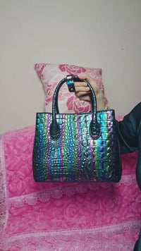 حقيبة تسوق مزينة بنقشة جلد التمساح اللامعة
