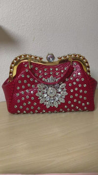 حقيبة يد فاخرة من الكريستال بلون بورغندي مزينة بنقوش جلد الثعبان