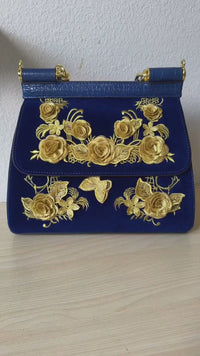 حقيبة يد مطرزة بالياقوت والذهب والورد