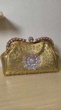 حقيبة يد فاخرة من الكريستال بنقشة جلد الثعبان الذهبي