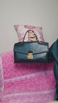 حقيبة فاخرة من جلد الثعبان الأسود مع قفل ذهبي