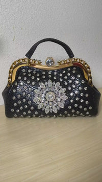 حقيبة يد فاخرة من الكريستال الأسود والذهبي بنقشة جلد الثعبان